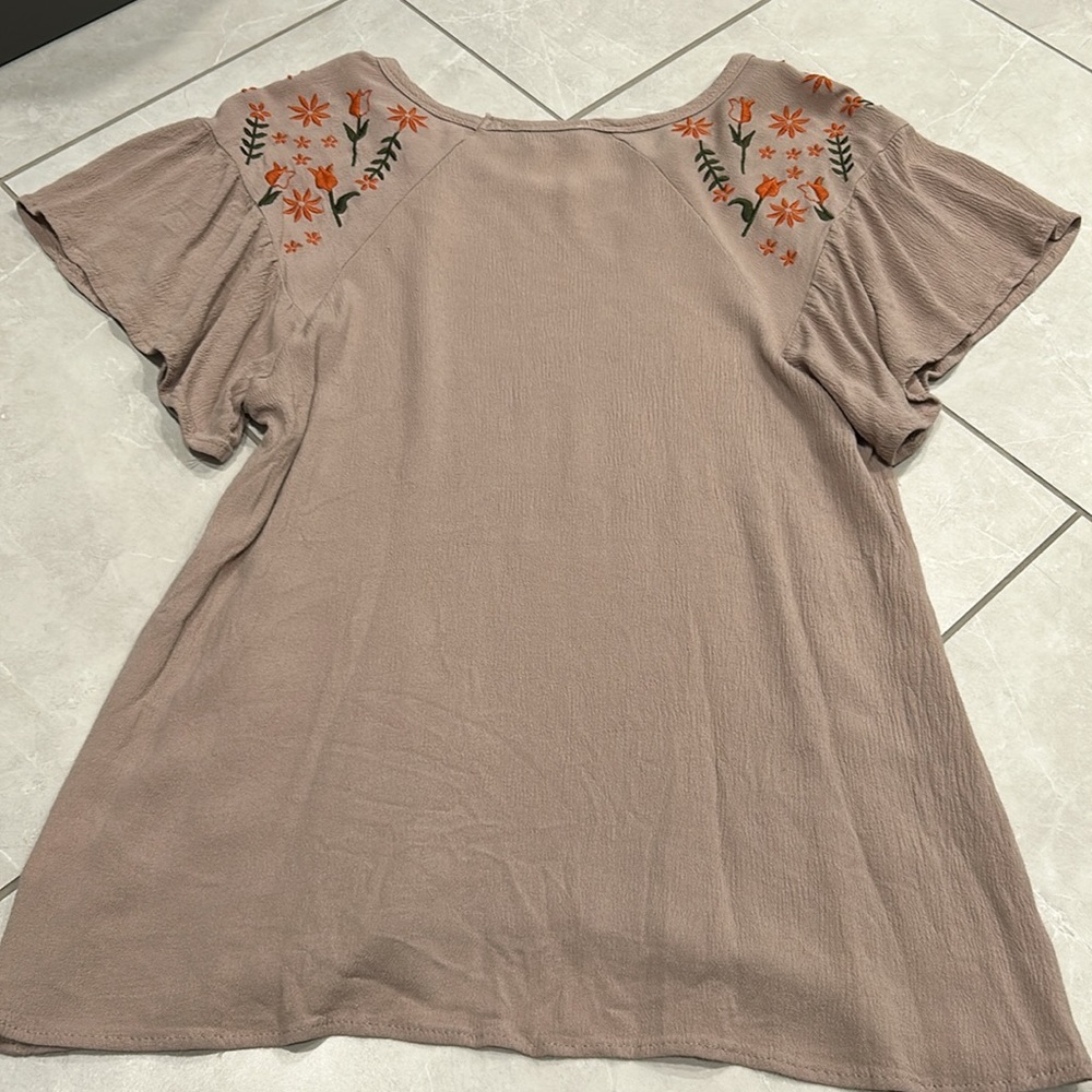 Women's top with embroidery - Picture 4 of 9